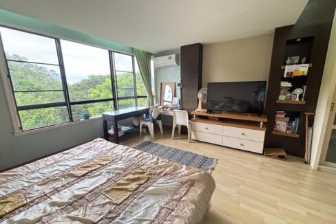 2b5e998f-c741-4c2d-8c1c-7a54c9193f58